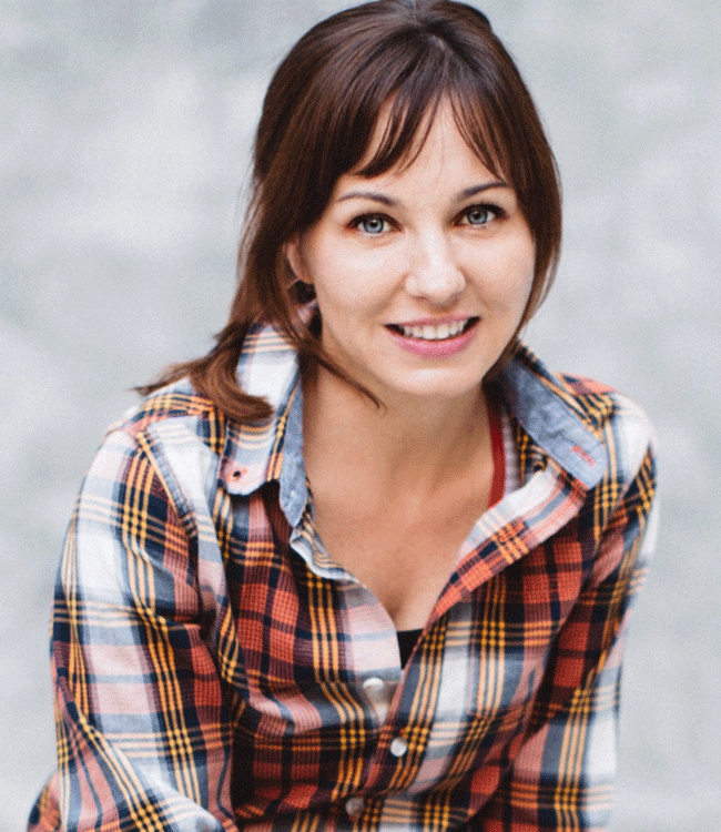 KELLI BARKSDALE smile beautiful woman her name is kelli barksdale, she is a professioanl stunt performer and actor in hollywood
